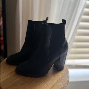 Black heeled boots